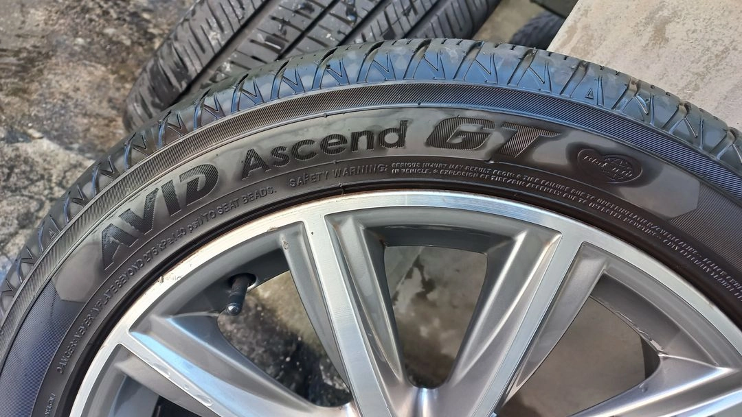 BMW G30 5시리즈 순정18인치휠 타이어 세트 245 45 18 이미지