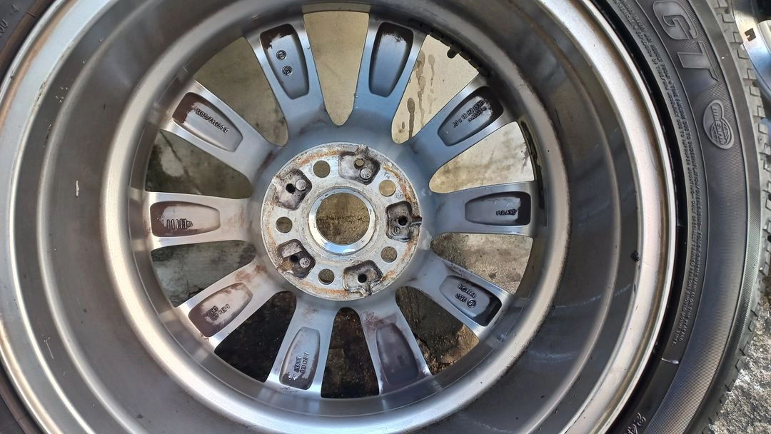 BMW G30 5시리즈 순정18인치휠 타이어 세트 245 45 18 이미지