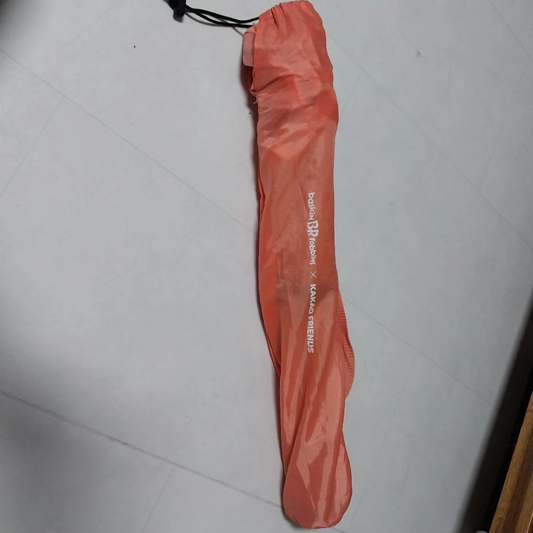 카카오프렌즈 어피치 캐릭터가 그려진 접이식 캠핑 의자 깨끗 이미지