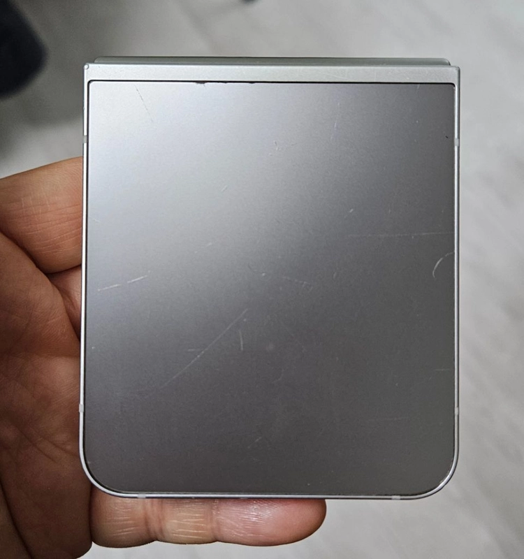 갤럭시 Z플립6 실버 256GB 싸게 팝니다. 이미지