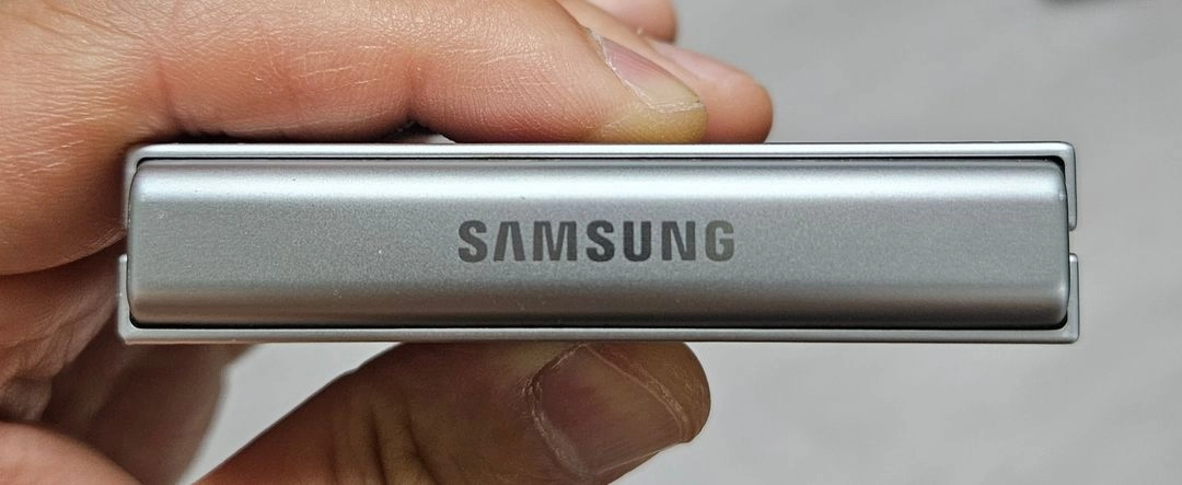 갤럭시 Z플립6 실버 256GB 싸게 팝니다. 이미지
