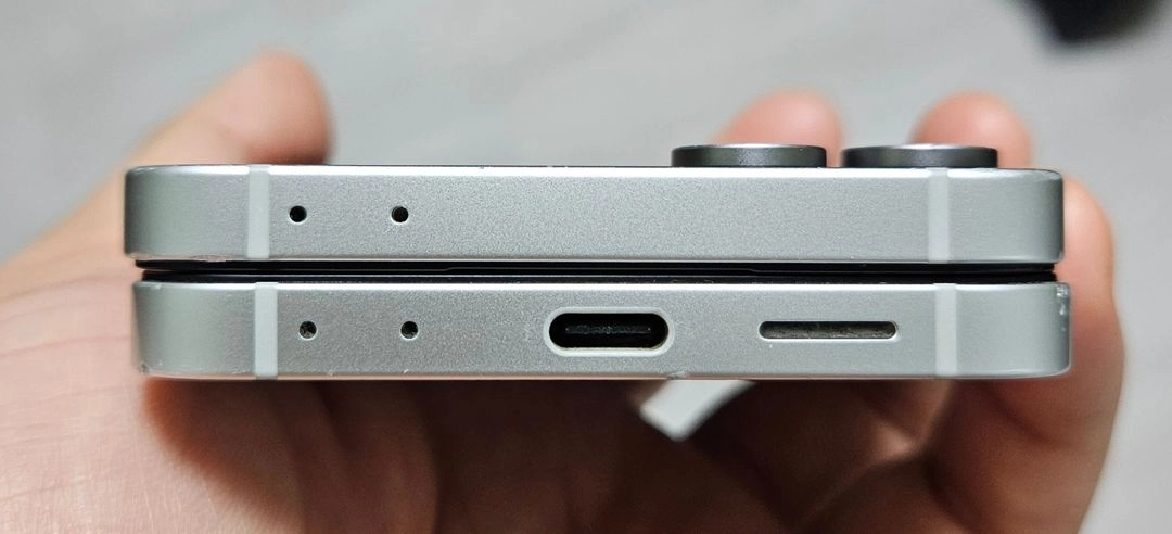 갤럭시 Z플립6 실버 256GB 싸게 팝니다. 이미지