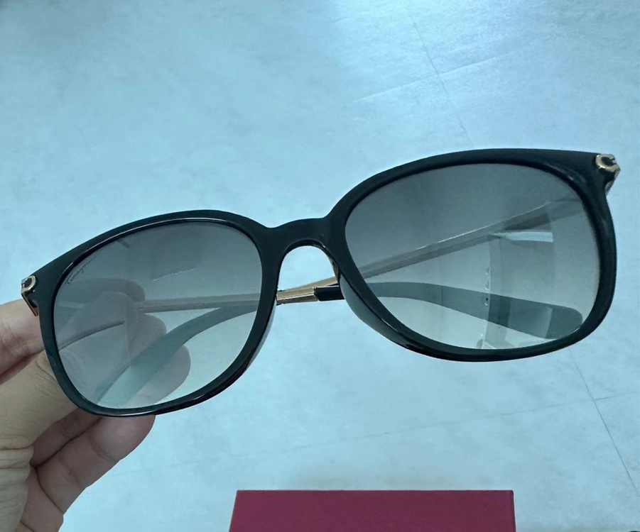 페라가모 여성 선글라스 판매해요. 이미지