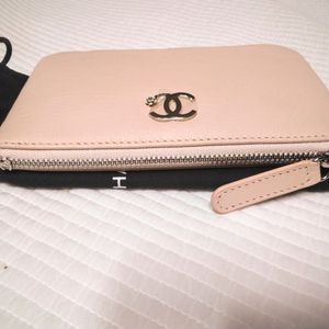 Chanel 미니파우치 정품 특이한 골드메탈 CC로고 이미지