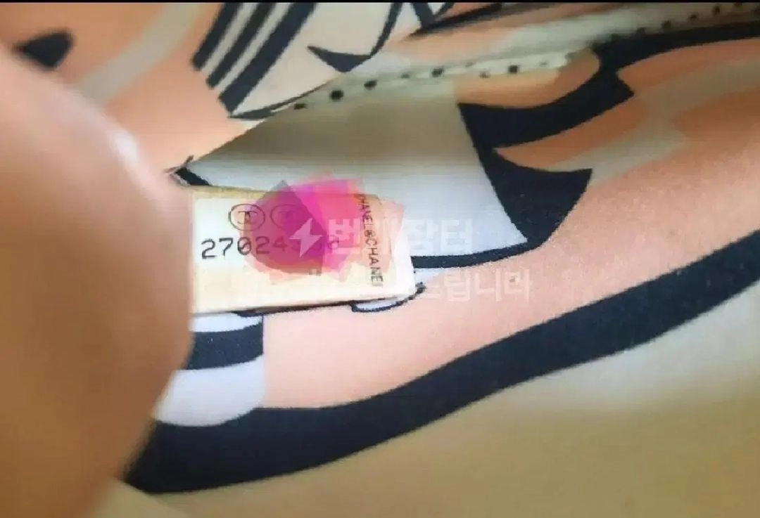 Chanel 미니파우치 정품 특이한 골드메탈 CC로고 이미지