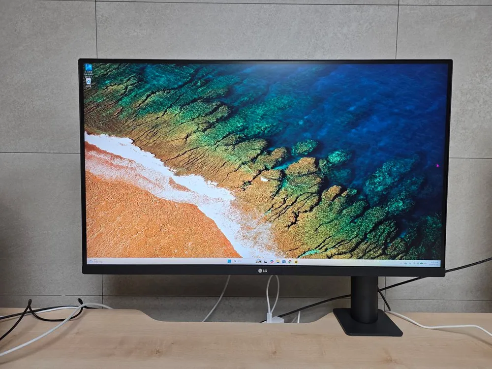 LG 32un880 모니터암 에르고암 일체형 모니터 이미지