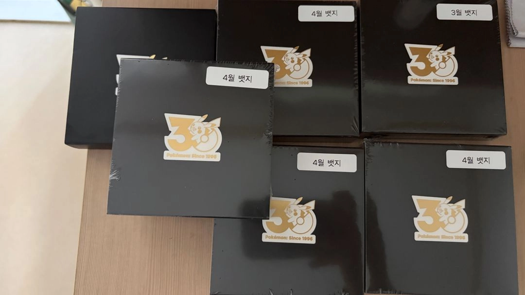 포켓몬 스토어 30주년 기념 뱃지 4월 - 안심되는 중고거래