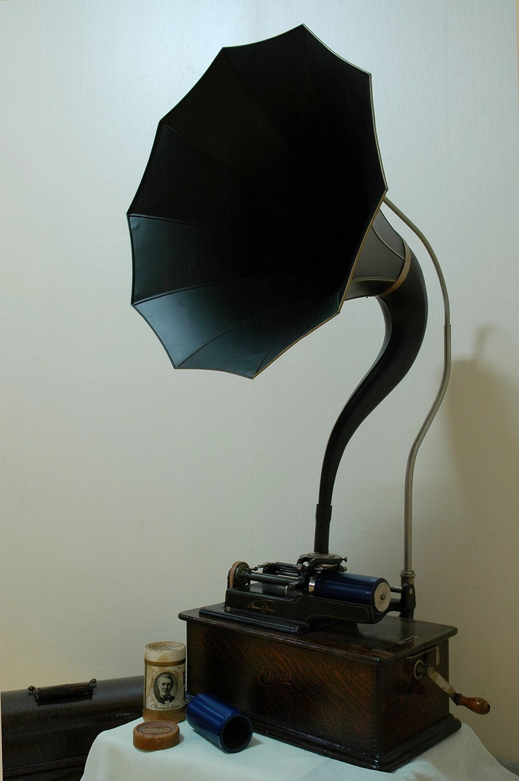에디슨 축음기(Edison Home Phonograph Model C with a Cygnet horn) 이미지