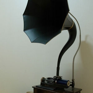 에디슨 축음기(Edison Home Phonograph Model C with a Cygnet horn) 이미지