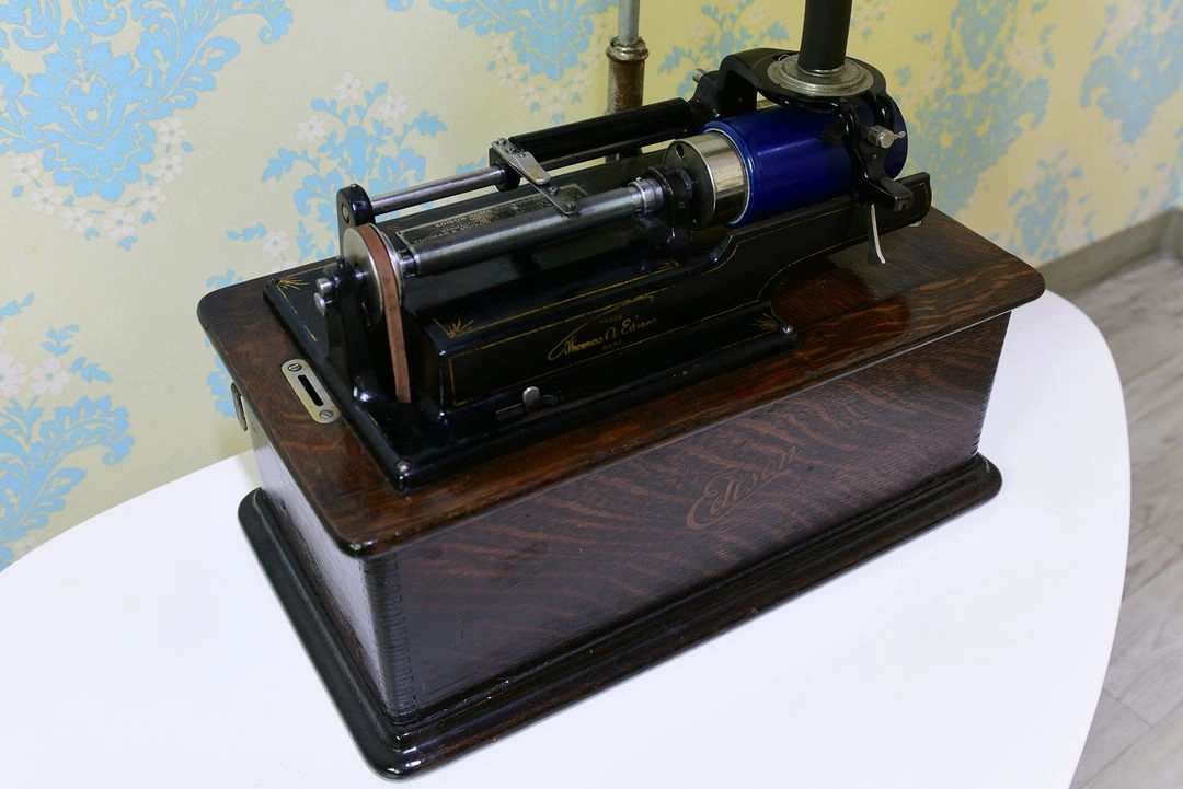 에디슨 축음기(Edison Home Phonograph Model C with a Cygnet horn) 이미지