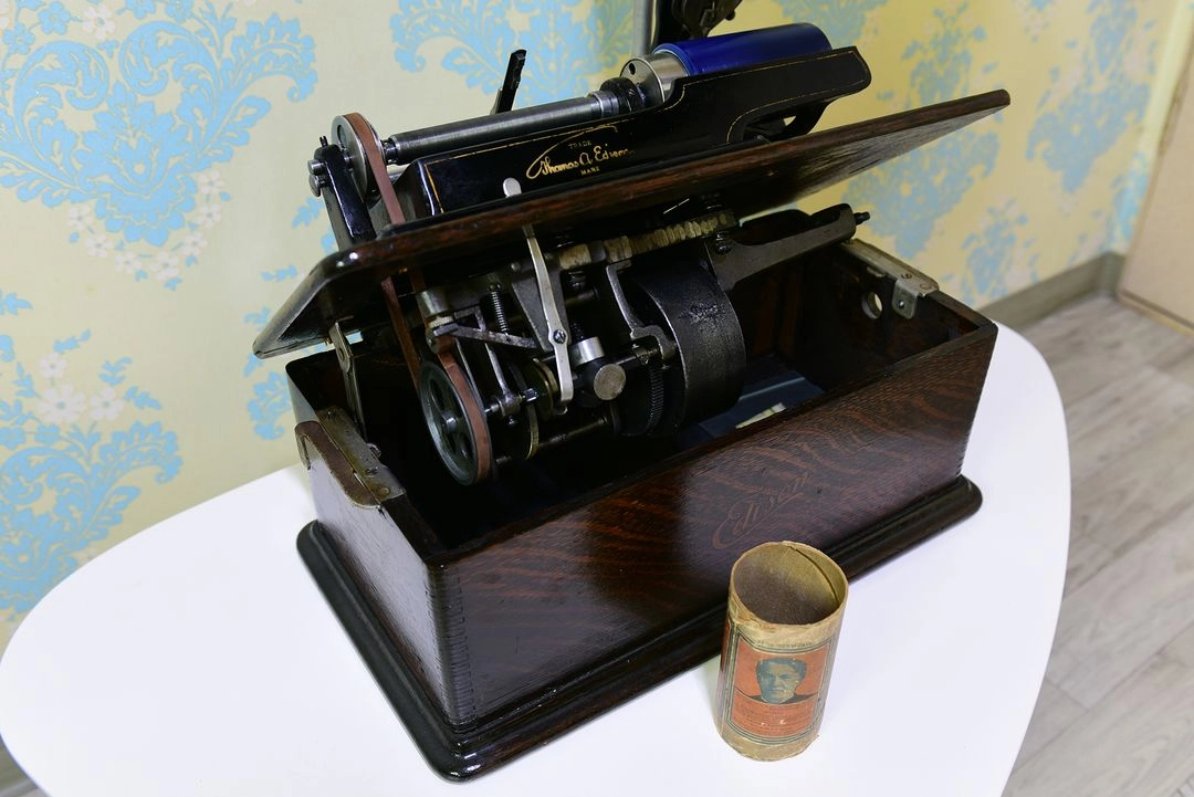 에디슨 축음기(Edison Home Phonograph Model C with a Cygnet horn) 이미지