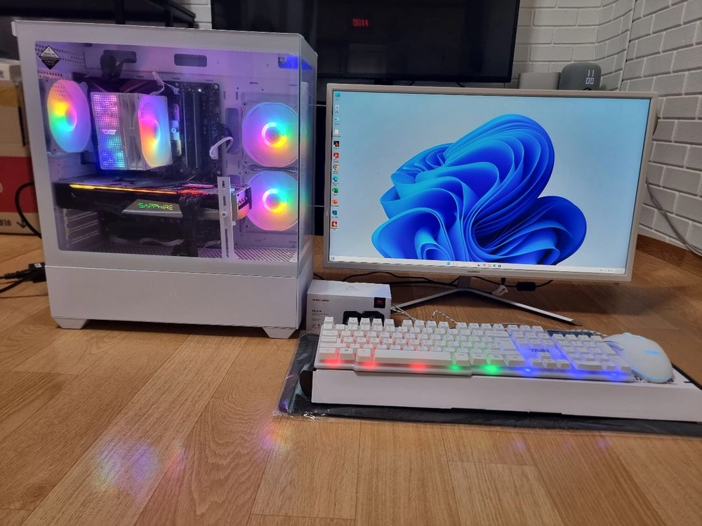 화이트 PC 고사양 컴퓨터 팝니다 게이밍 PC I9.배그.발로란트.옵치.스팀.메이플 이미지