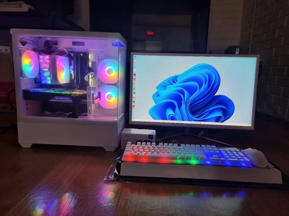 화이트 PC 고사양 컴퓨터 팝니다 게이밍 PC I9.배그.발로란트.옵치.스팀.메이플 이미지