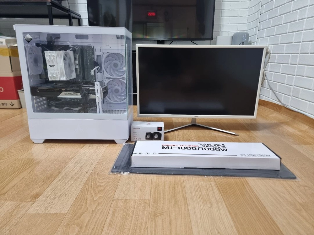 화이트 PC 고사양 컴퓨터 팝니다 게이밍 PC I9.배그.발로란트.옵치.스팀.메이플 이미지