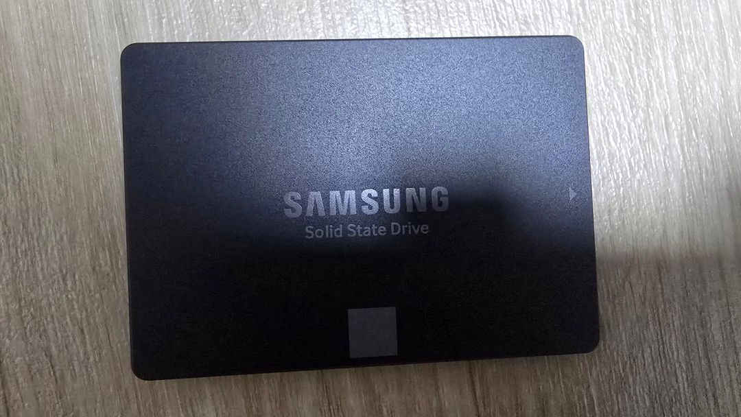 삼성 860 SSD 512GB, CRUCIAL 256GB, 삼성 750 500gb, 외장하드 1테라 도시바 일괄 이미지