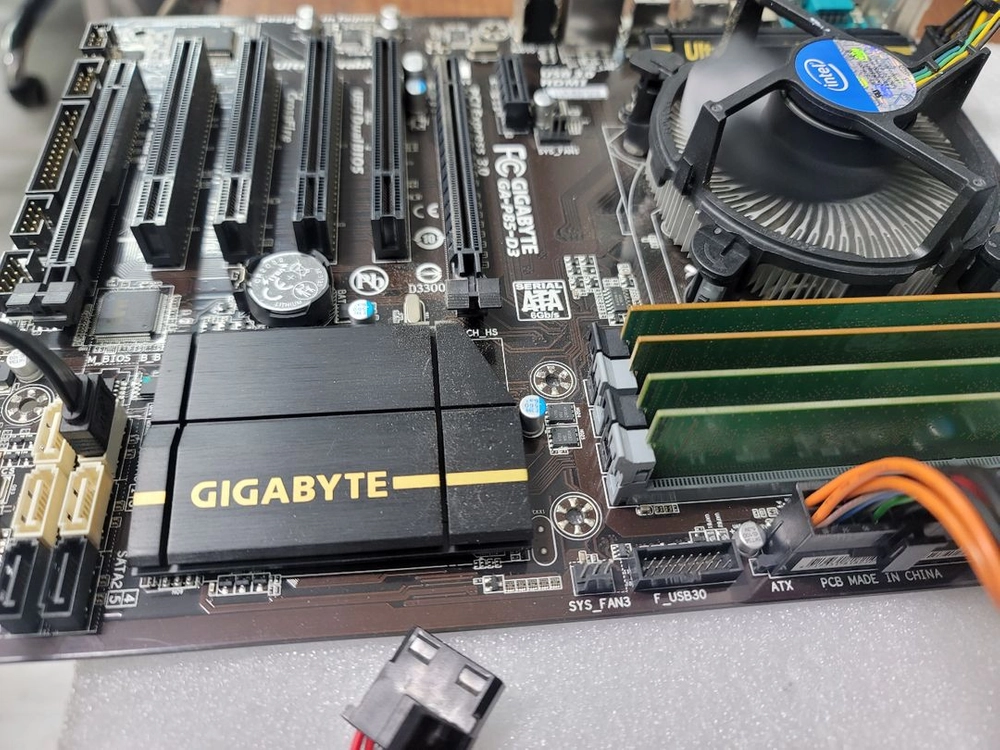 기가바이트 GA-P85-D3 메인보드 + 인텔 i5-4670 CPU 삼성16GB램 이미지