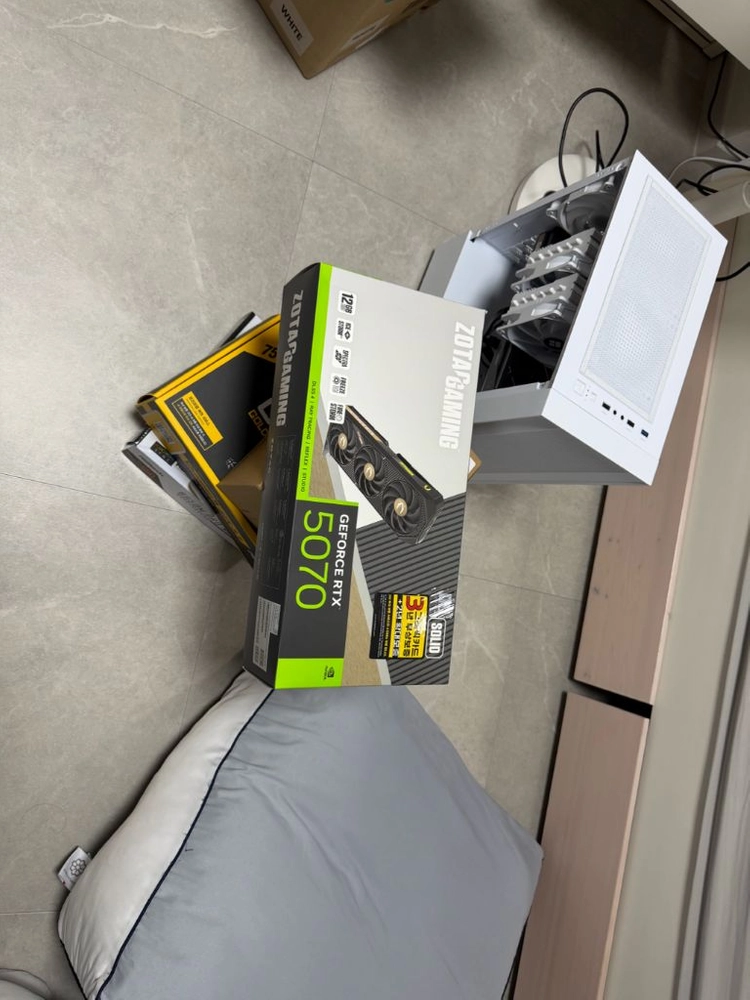 조탁 게이밍 RTX 5070 그래픽카드 이미지