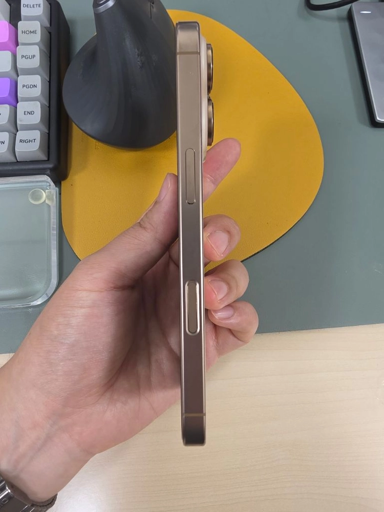 아이폰 16프로 256gb 데저트티타늄 이미지