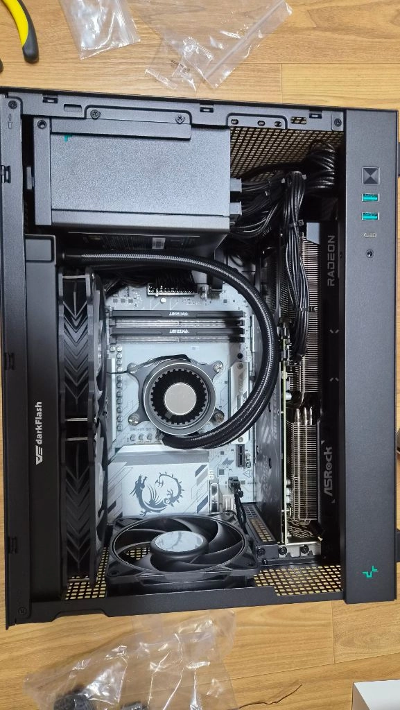 라이젠 9950X3D, 32GB, 2TB SSD, RX9070XT 본체 이미지