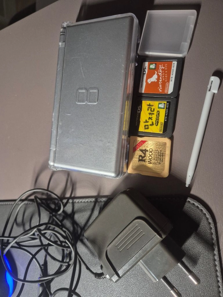 닌텐도 DS 라이트 실버 (충전기, 펜, 게임 포함) 이미지