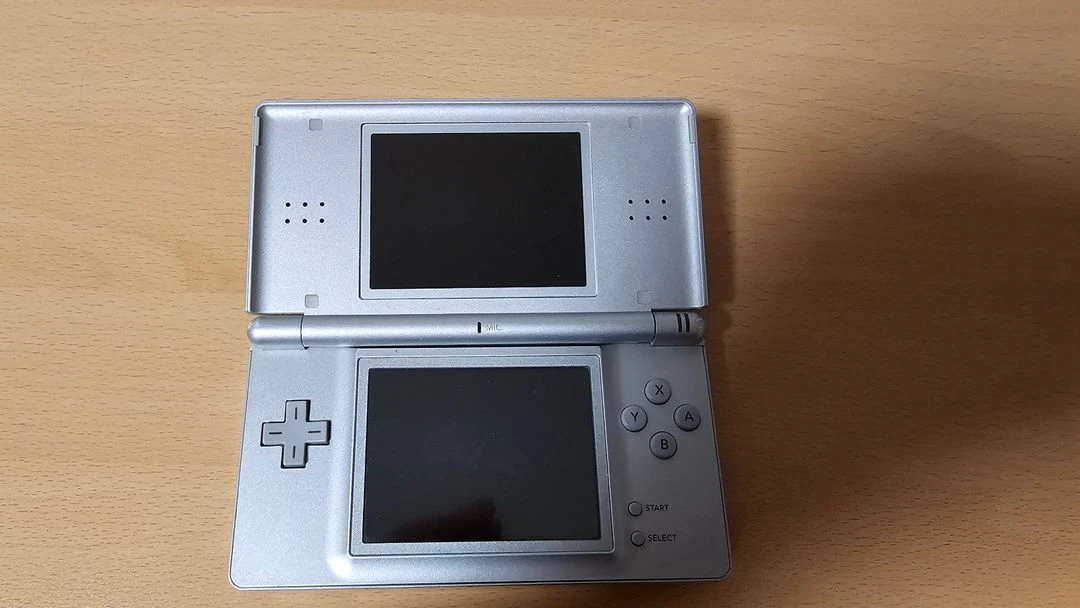 닌텐도 DS Lite + 서드파티 충전기 이미지