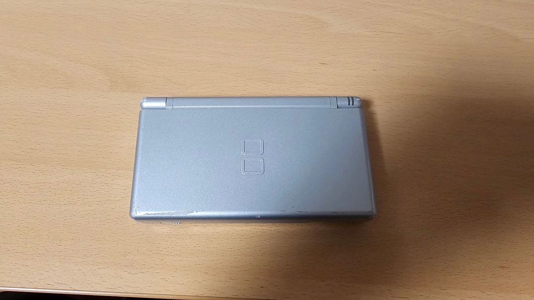 닌텐도 DS Lite + 서드파티 충전기 이미지
