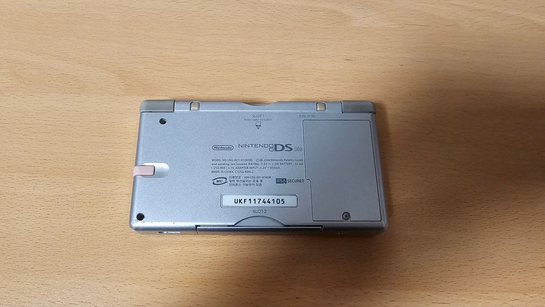 닌텐도 DS Lite + 서드파티 충전기 이미지