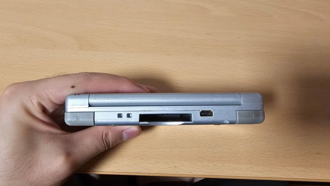 닌텐도 DS Lite + 서드파티 충전기 이미지
