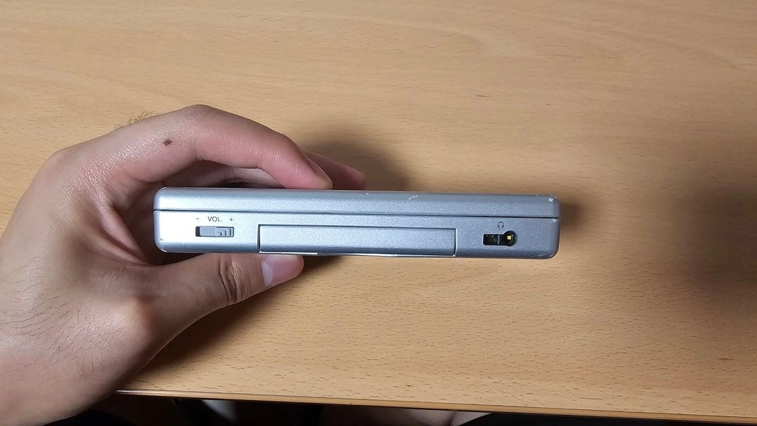 닌텐도 DS Lite + 서드파티 충전기 이미지