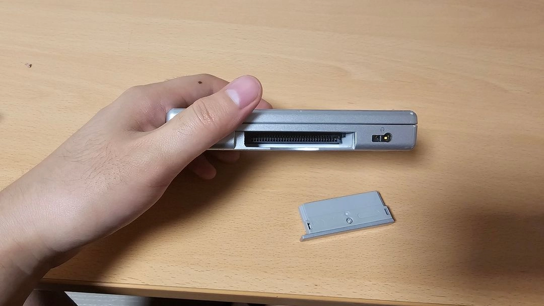 닌텐도 DS Lite + 서드파티 충전기 이미지