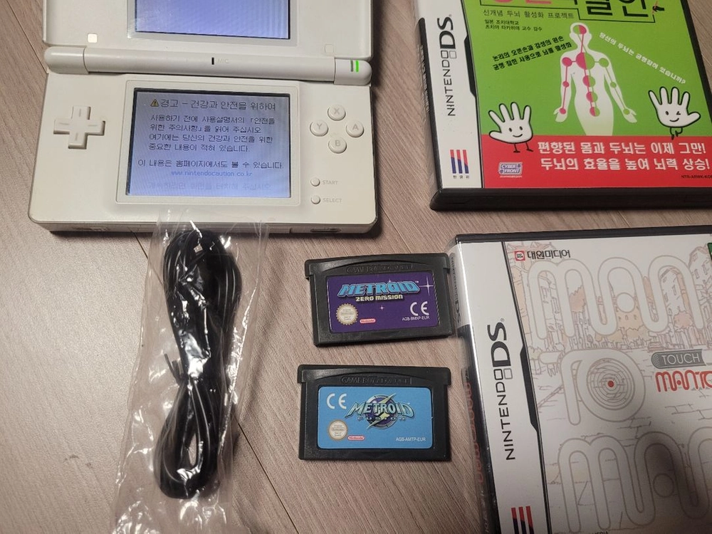 황변없음 닌텐도ds dslite 흰색 펜슬 충전기 팩4개 일괄 팔아요.모든버튼 조정 터치 다아잘되구요.. 이미지