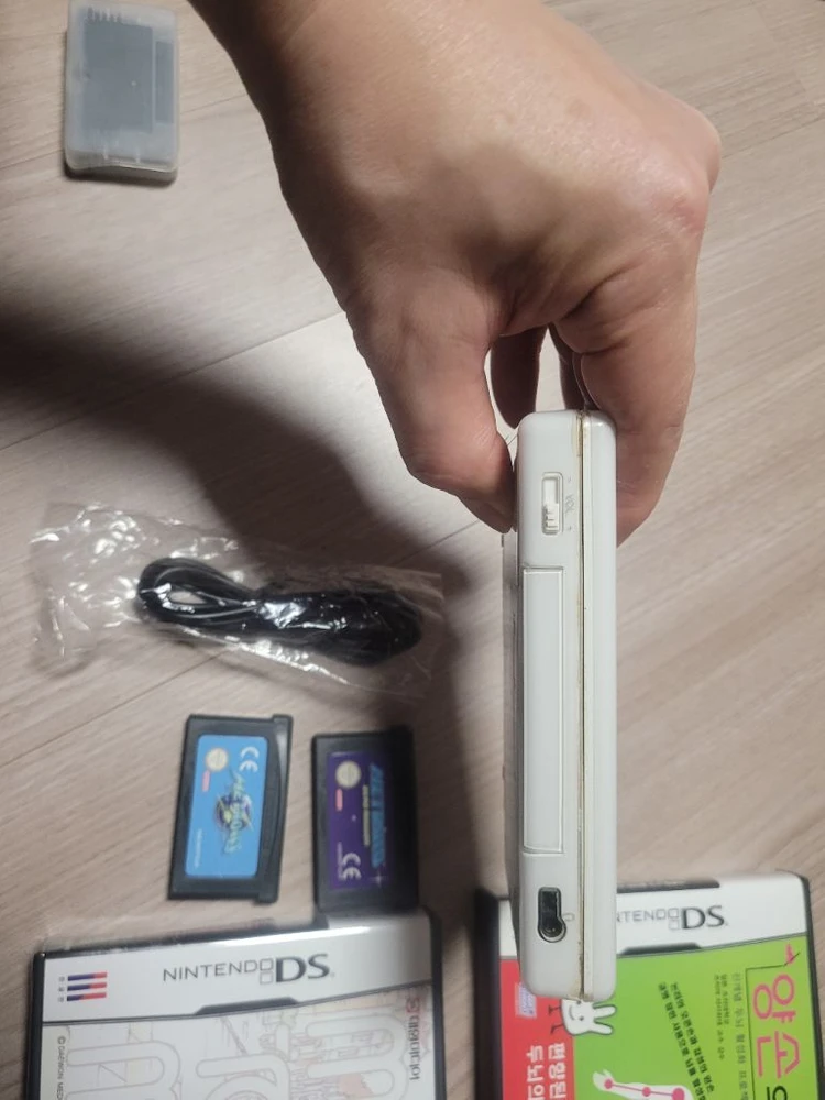 황변없음 닌텐도ds dslite 흰색 펜슬 충전기 팩4개 일괄 팔아요.모든버튼 조정 터치 다아잘되구요.. 이미지