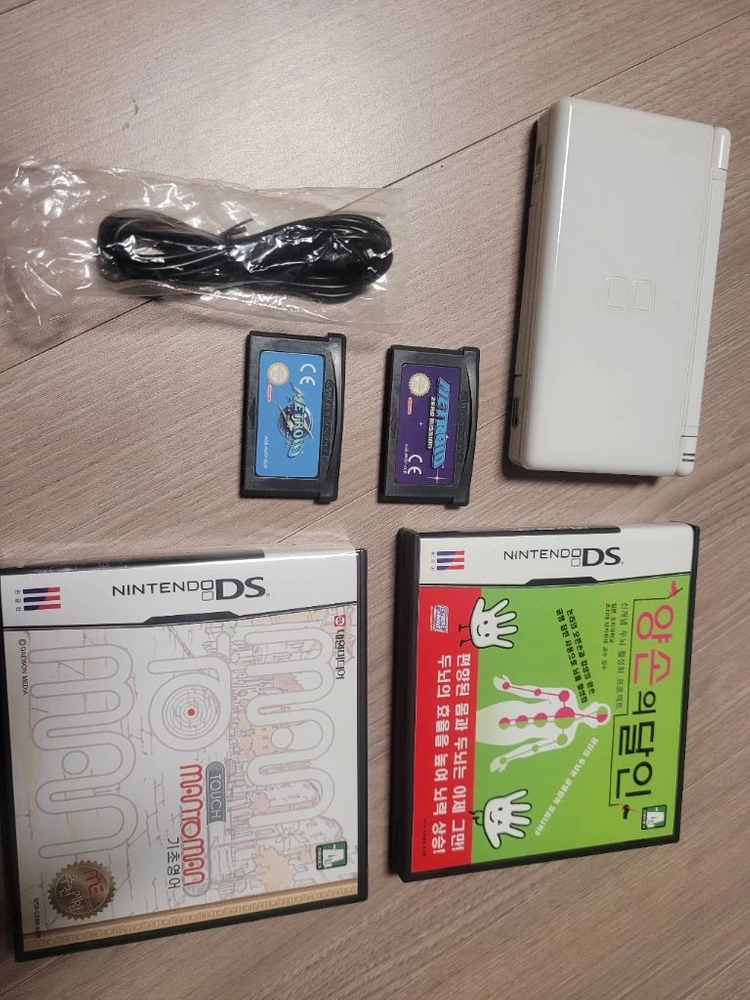 황변없음 닌텐도ds dslite 흰색 펜슬 충전기 팩4개 일괄 팔아요.모든버튼 조정 터치 다아잘되구요.. 이미지