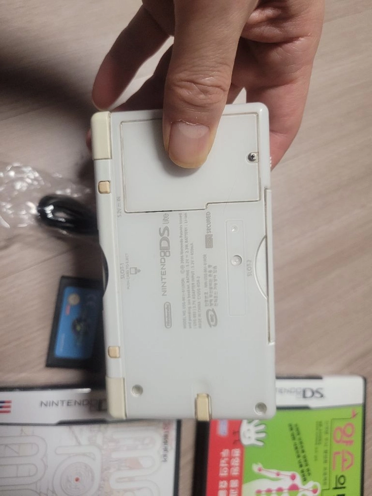 황변없음 닌텐도ds dslite 흰색 펜슬 충전기 팩4개 일괄 팔아요.모든버튼 조정 터치 다아잘되구요.. 이미지