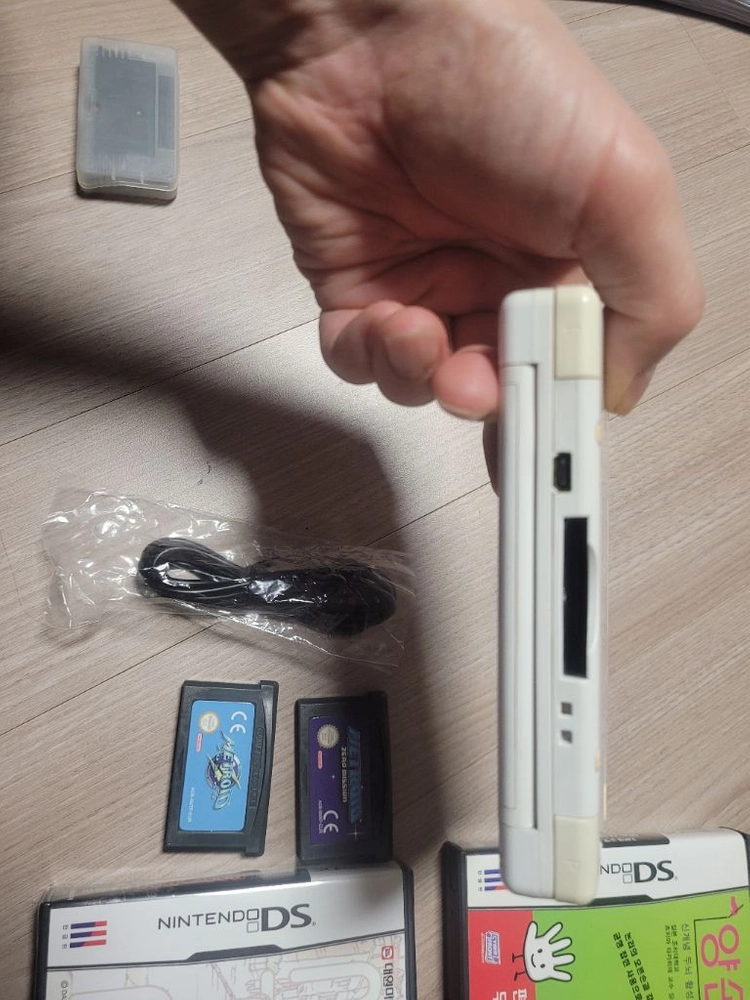황변없음 닌텐도ds dslite 흰색 펜슬 충전기 팩4개 일괄 팔아요.모든버튼 조정 터치 다아잘되구요.. 이미지