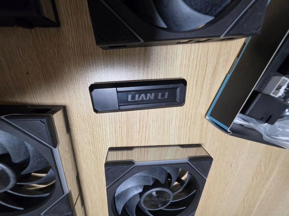 리안리 Lian Li UNI FAN TL 4개+ LCD 리버스 2개 120 블랙 이미지