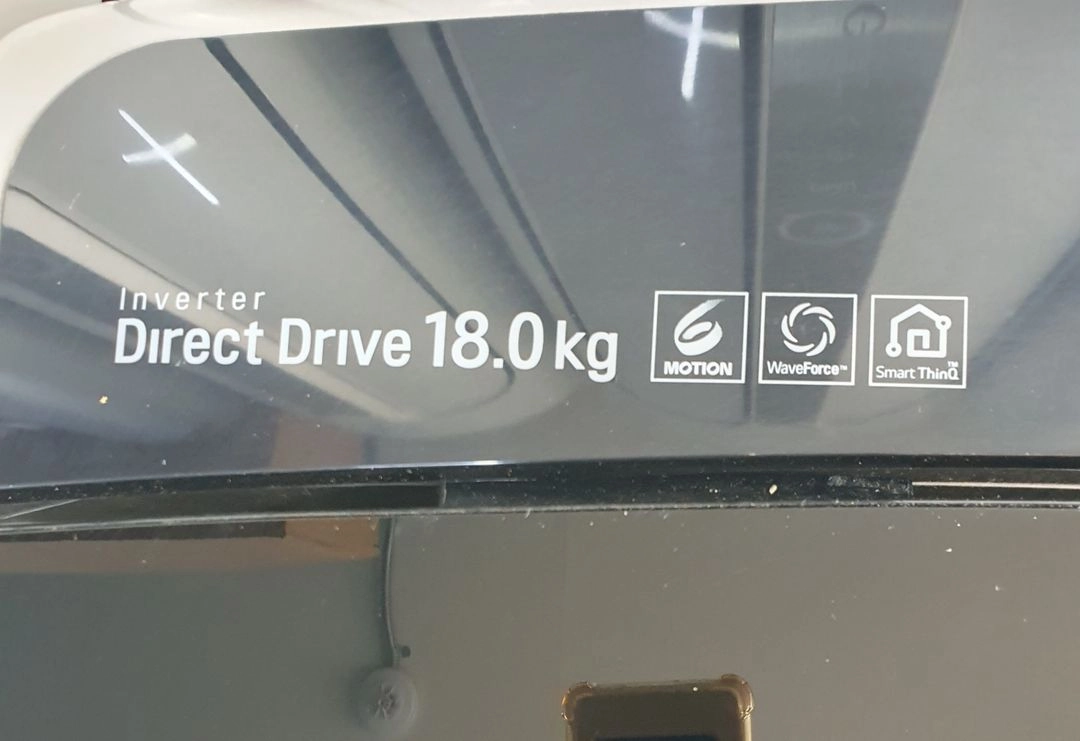LG전자 18kg 통돌이 세탁기 실버 색상입니다. 다이렉트 드라이브 모터가 장착되어 있습니다. 에너지 효율 등급 2 이미지