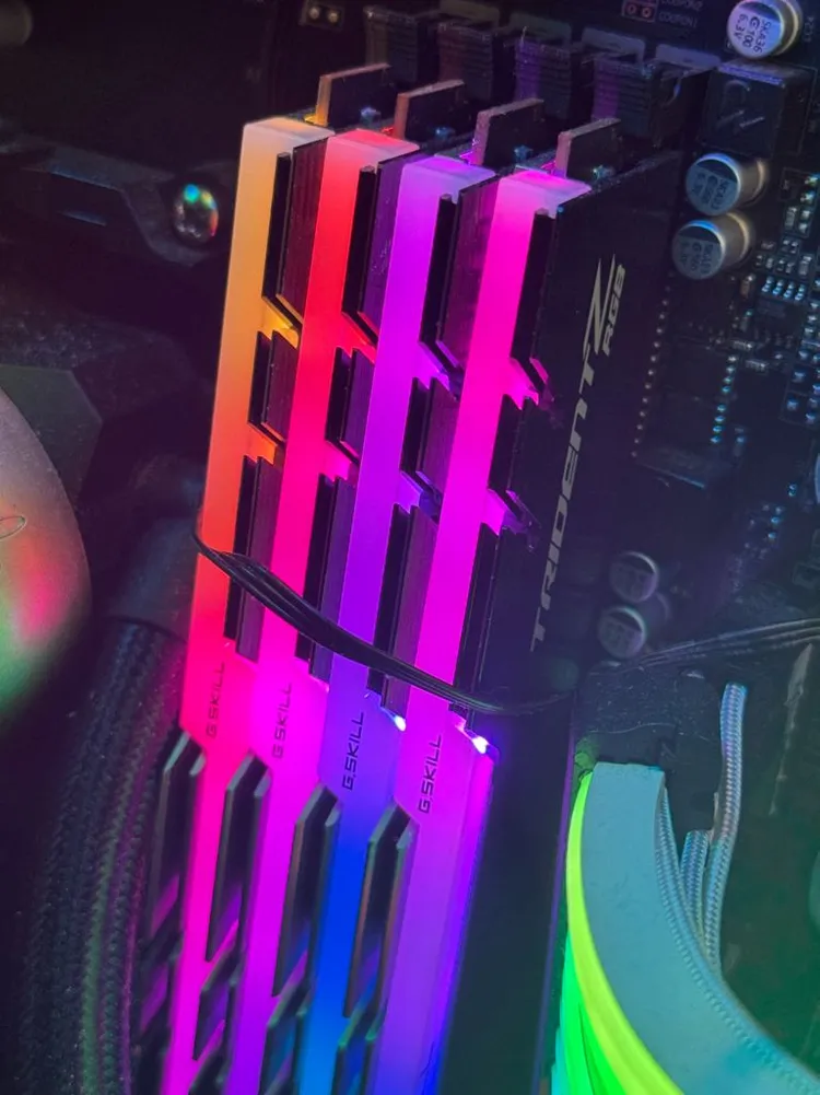 램32GB G.SKILL Trident Z RGB DDR4-3200 CL14 (파트넘버: F4-3200C14-8GB 이미지