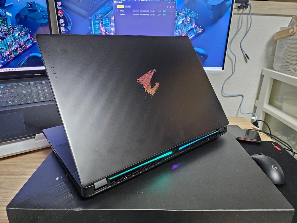 AORUS MASTER 18 275hx rtx5090 게이밍 노트북 이미지