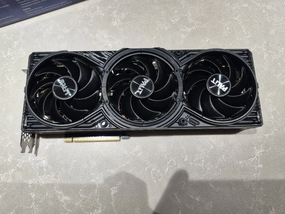RTX 5070 Ti 그래픽카드 이미지