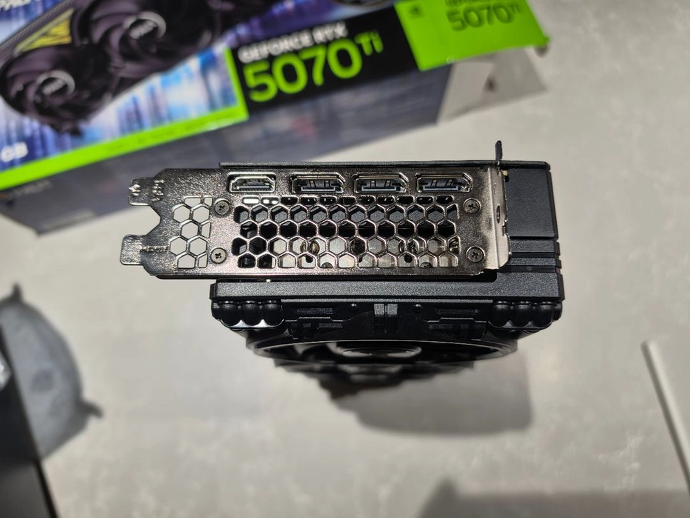 RTX 5070 Ti 그래픽카드 이미지