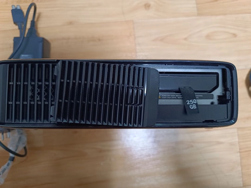 XBOX360 S 250GB 본체 + 전원 어댑터 이미지