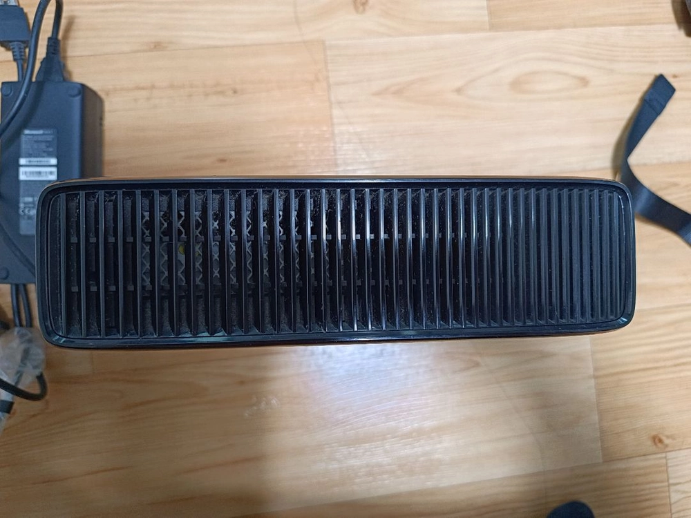XBOX360 S 250GB 본체 + 전원 어댑터 이미지