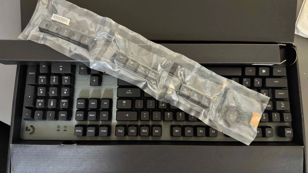 로지텍 G413 CARBON 기계식 유선 게이밍 키보드 이미지