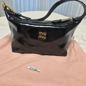 미우미우 파우치백 이미지