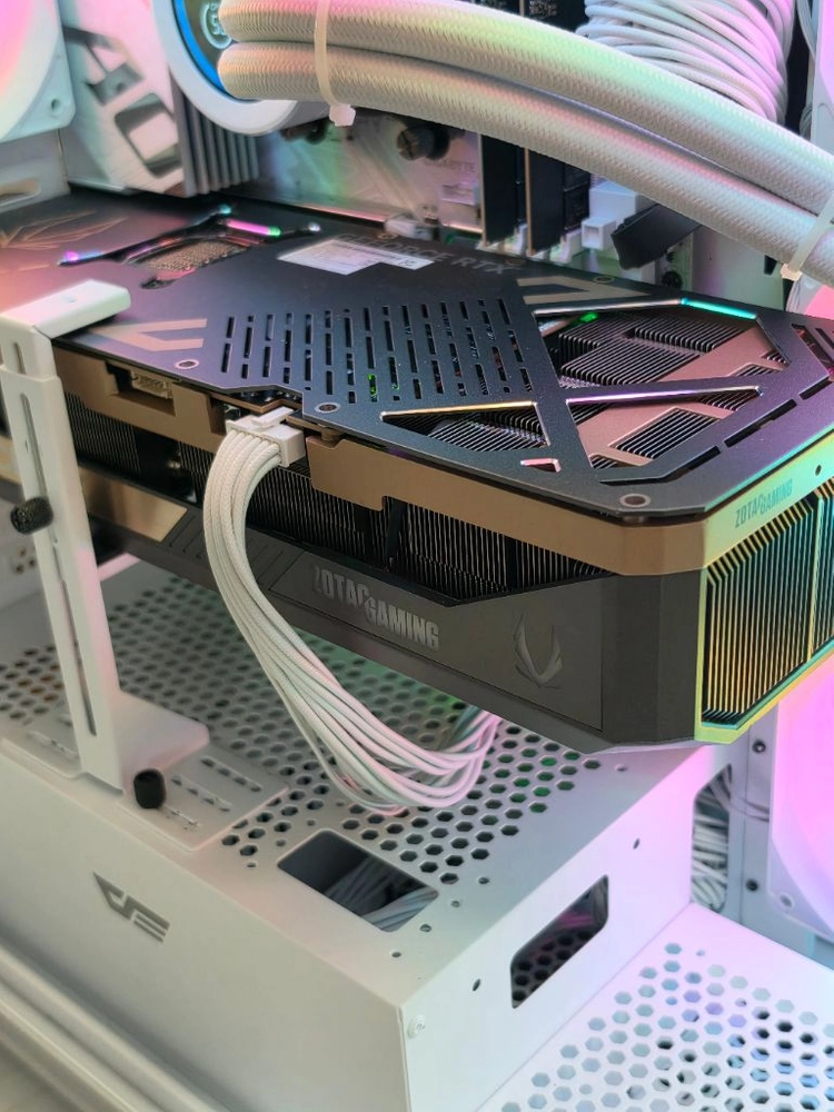 조텍 RTX 5070Ti 그래픽카드 이미지