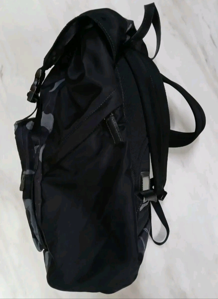 프라다 카모플라쥬 백팩 가방 루이비통 샤넬 구찌 펜디 에르메스 디올 펜디 톰브라운 몽클레어 한섬 랑방 토리버치 폴로 이미지