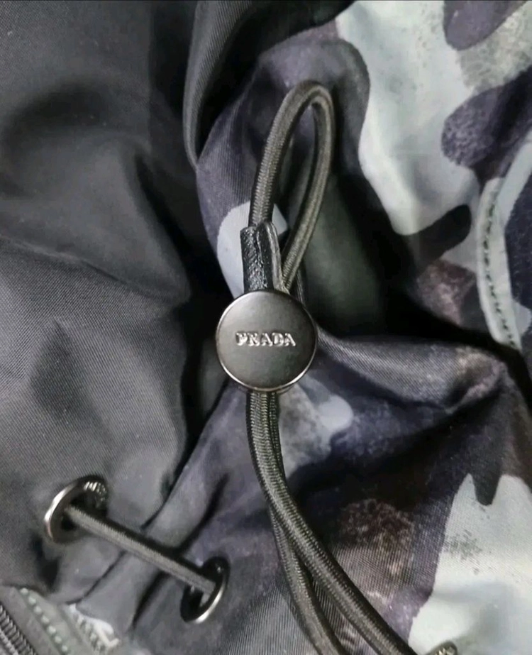 프라다 카모플라쥬 백팩 가방 루이비통 샤넬 구찌 펜디 에르메스 디올 펜디 톰브라운 몽클레어 한섬 랑방 토리버치 폴로 이미지