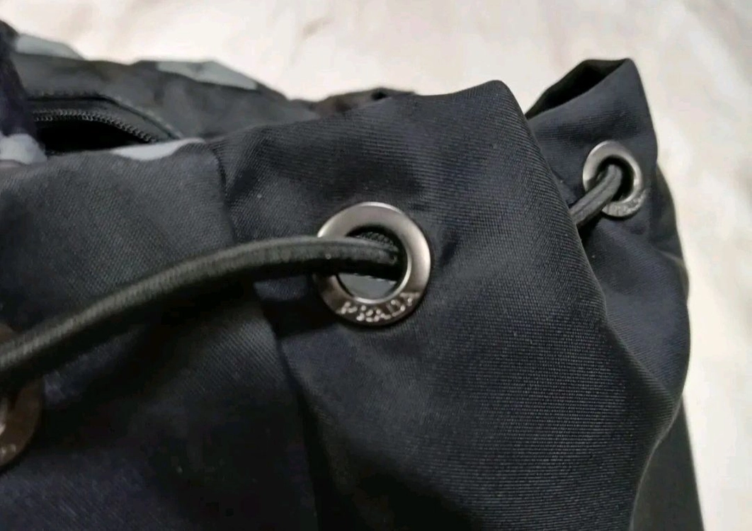 프라다 카모플라쥬 백팩 가방 루이비통 샤넬 구찌 펜디 에르메스 디올 펜디 톰브라운 몽클레어 한섬 랑방 토리버치 폴로 이미지