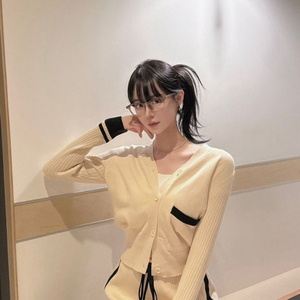 베이지색 배색 가디건 니트 반바지 세트 이미지